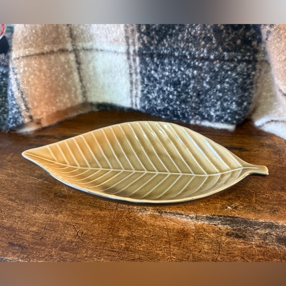 Home Trends Tahitian Leaf-Shaped Ceramic Serving Dish